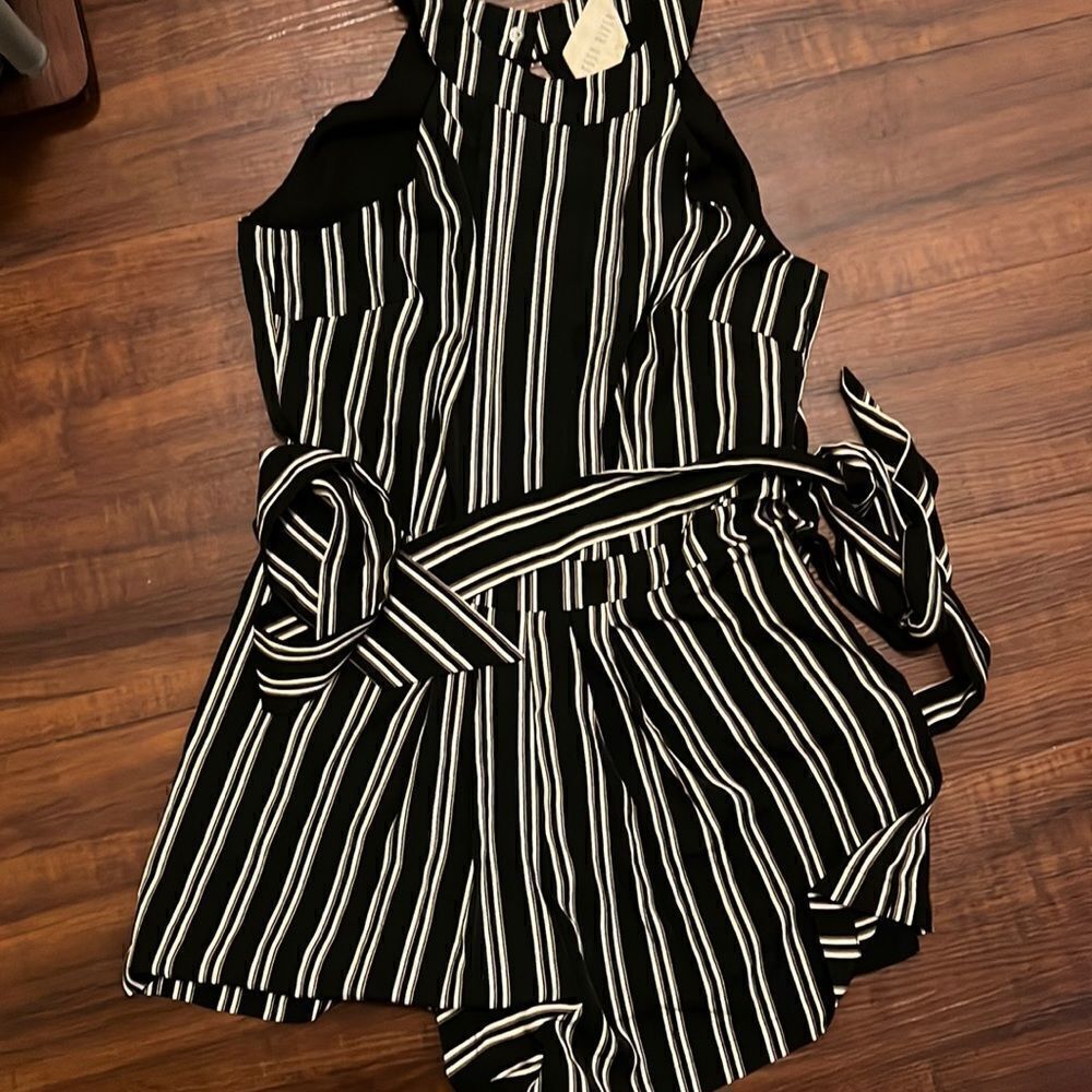 Moon River Open Back High Neck Halter Romper - B&W Romper - Tie Size Small
